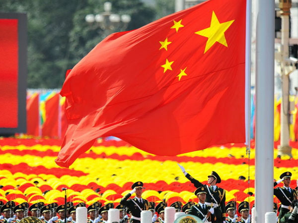 五星紅旗（qí）迎風飄揚