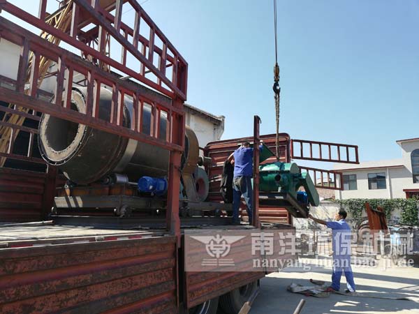 磨煤噴粉機（jī）裝車發貨