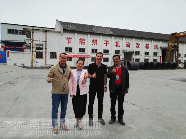 與外商合影留念